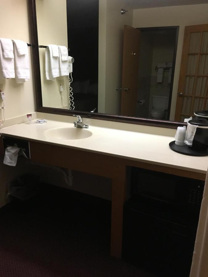 Moose Lake Lodge & Suites Экстерьер фото