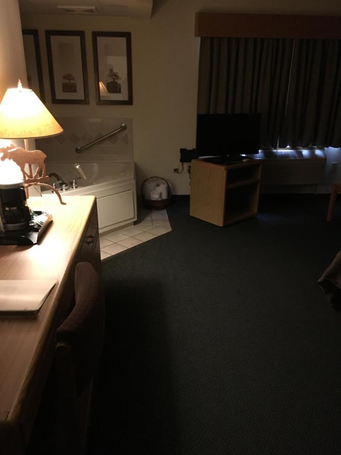 Moose Lake Lodge & Suites Экстерьер фото