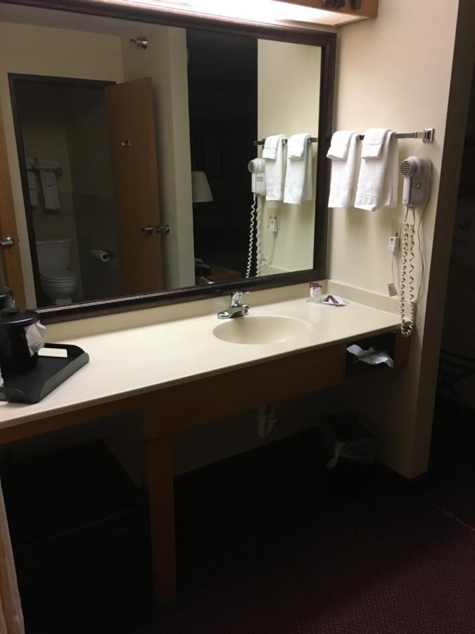 Moose Lake Lodge & Suites Экстерьер фото