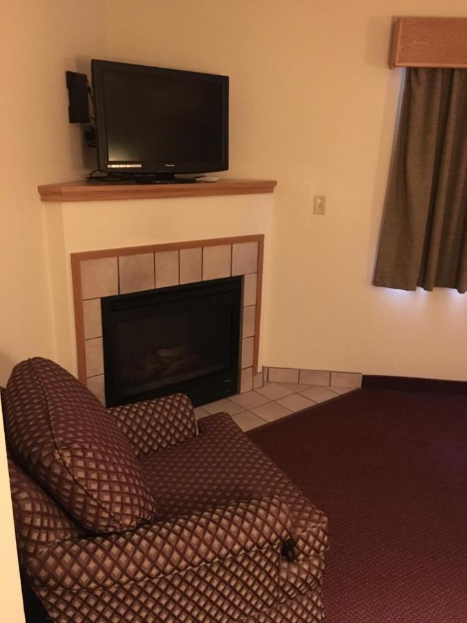 Moose Lake Lodge & Suites Экстерьер фото