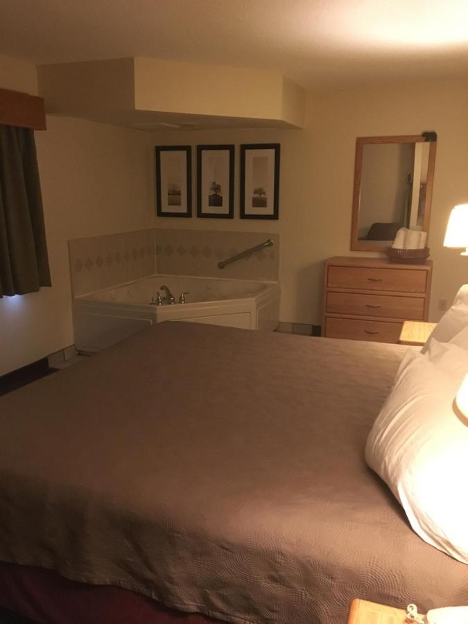Moose Lake Lodge & Suites Экстерьер фото