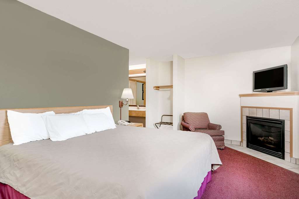 Moose Lake Lodge & Suites Номер фото
